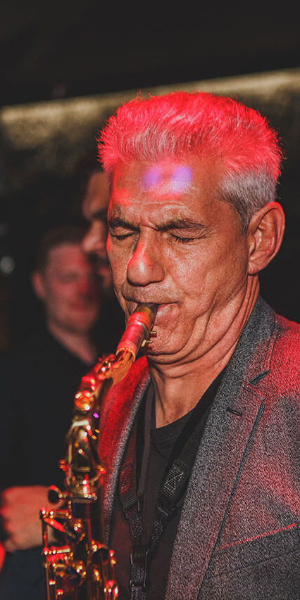 Saxophon Spieler an dem Bar Lovers Event