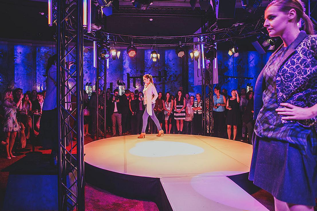 Models auf dem Laufsteg an der Fashion Night