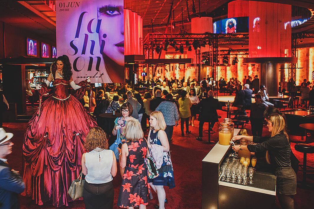 Besucher an der Fashion Night in der Spielbank Stuttgart