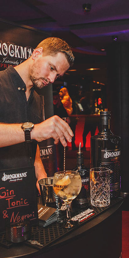 Barkeeper beim mixen eines Cocktails im THE NEW GRACE