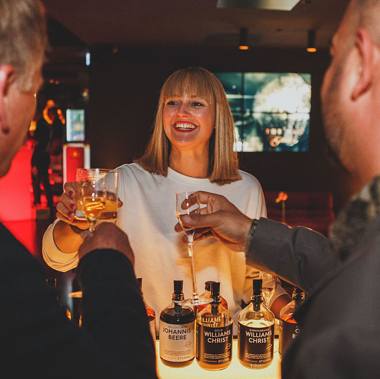 Barfrau beim Event Bar Lovers stosst mit Gästen an