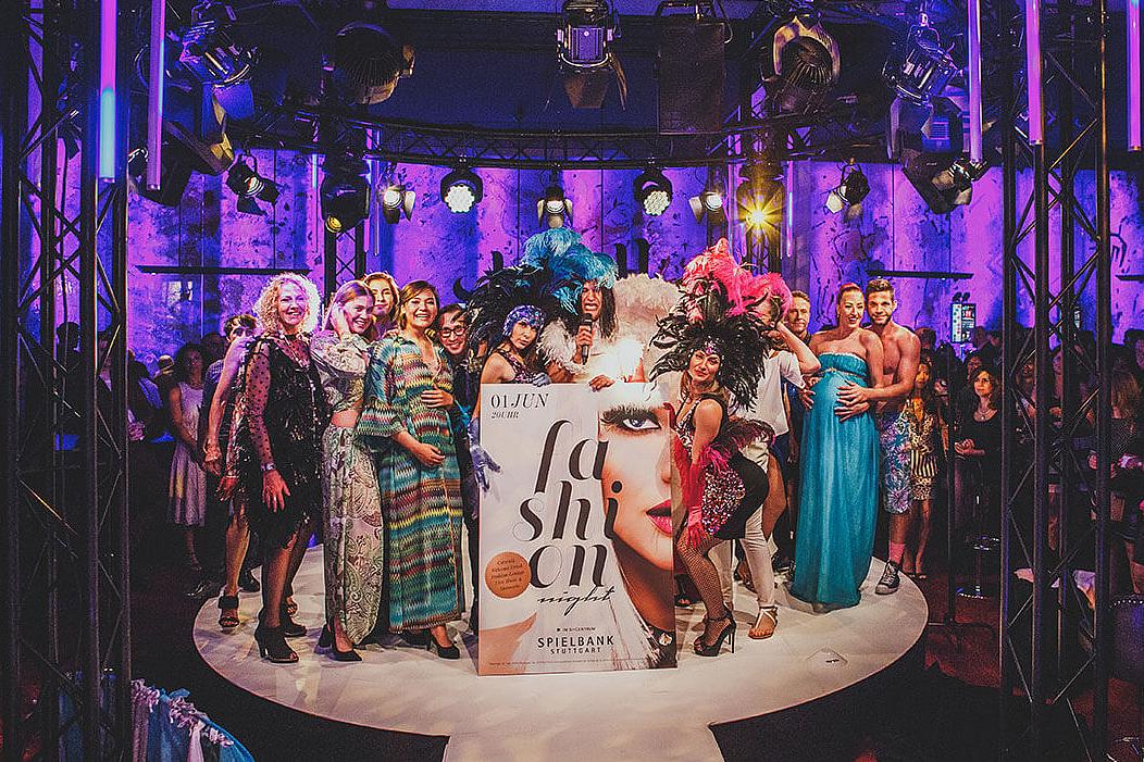 Gruppenbild der Künstler mit Plakat des Keyvisuals der Fashion Night