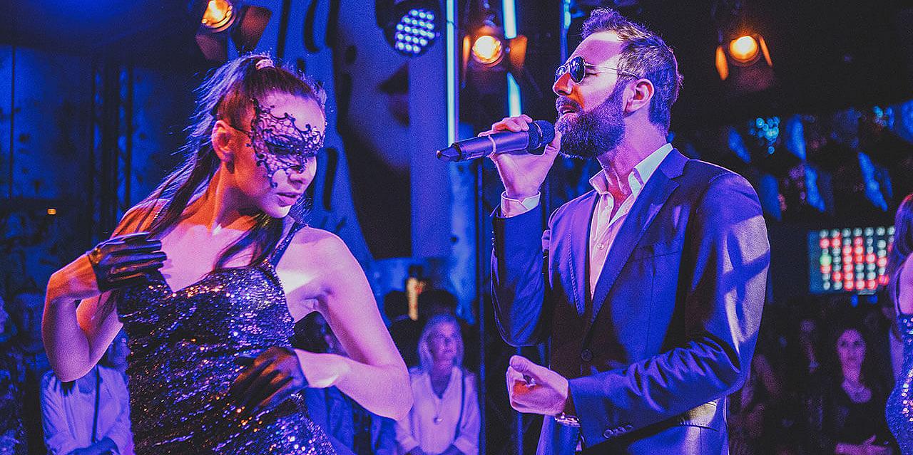 Tänzerin und Sänger an der Fashion Night