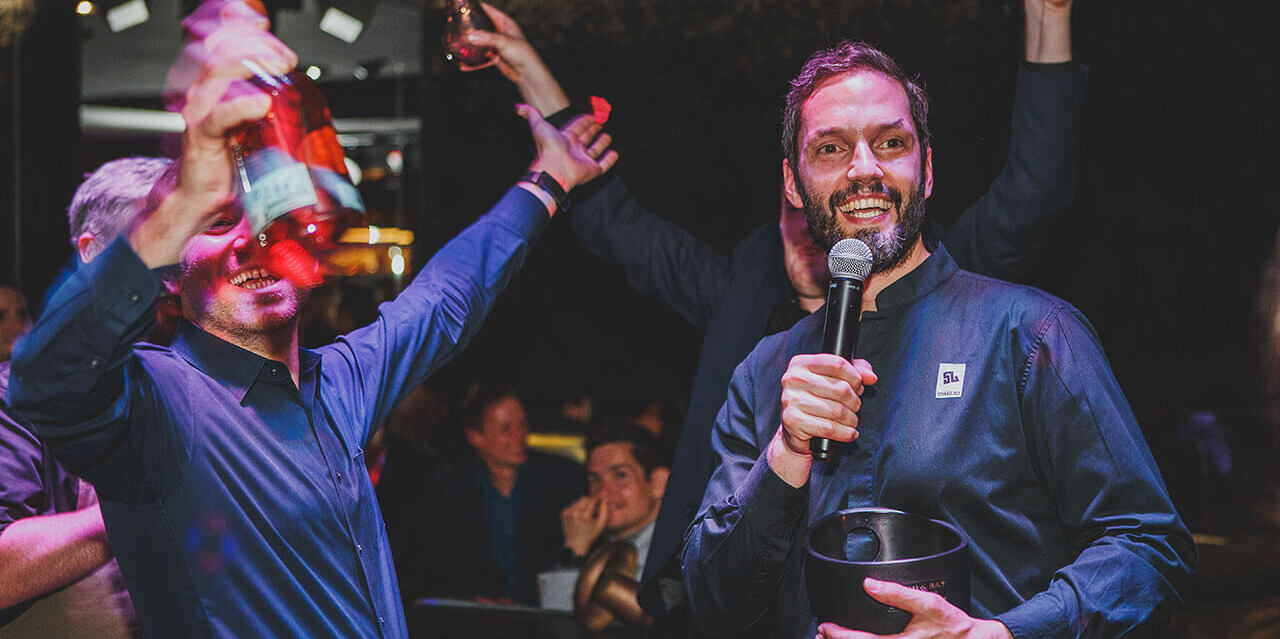 Moderator und der glückliche Gewinner bei der Preisverleihung des Bar Lovers Events