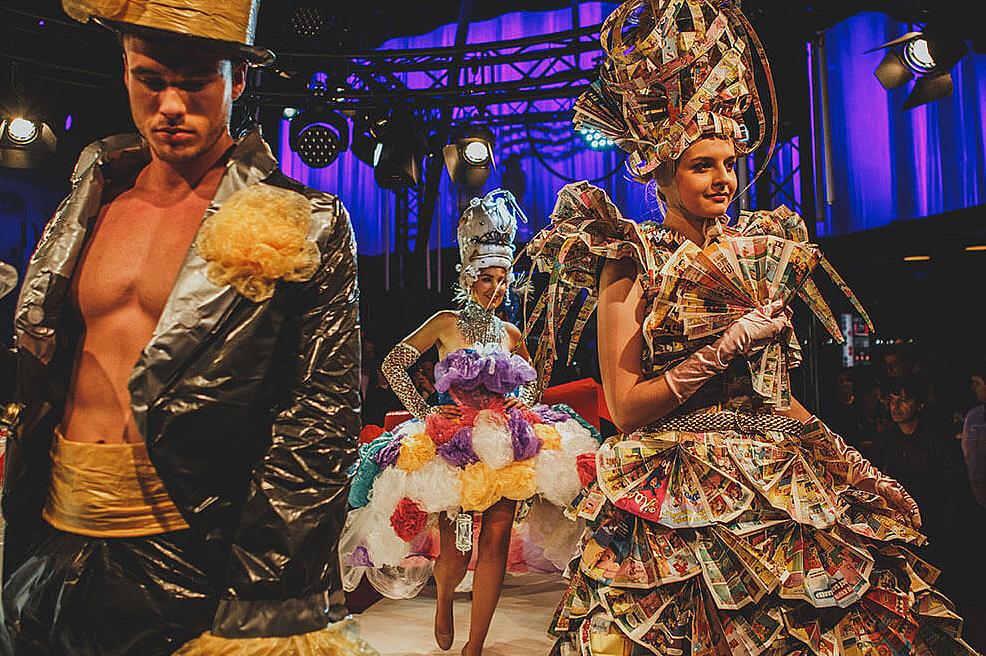 Fashion People auf dem Laufsteg in extravaganten Kostümen