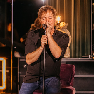 Peter Freudenthaler singt bei der Kulturbar live in der Bar The New Grace.